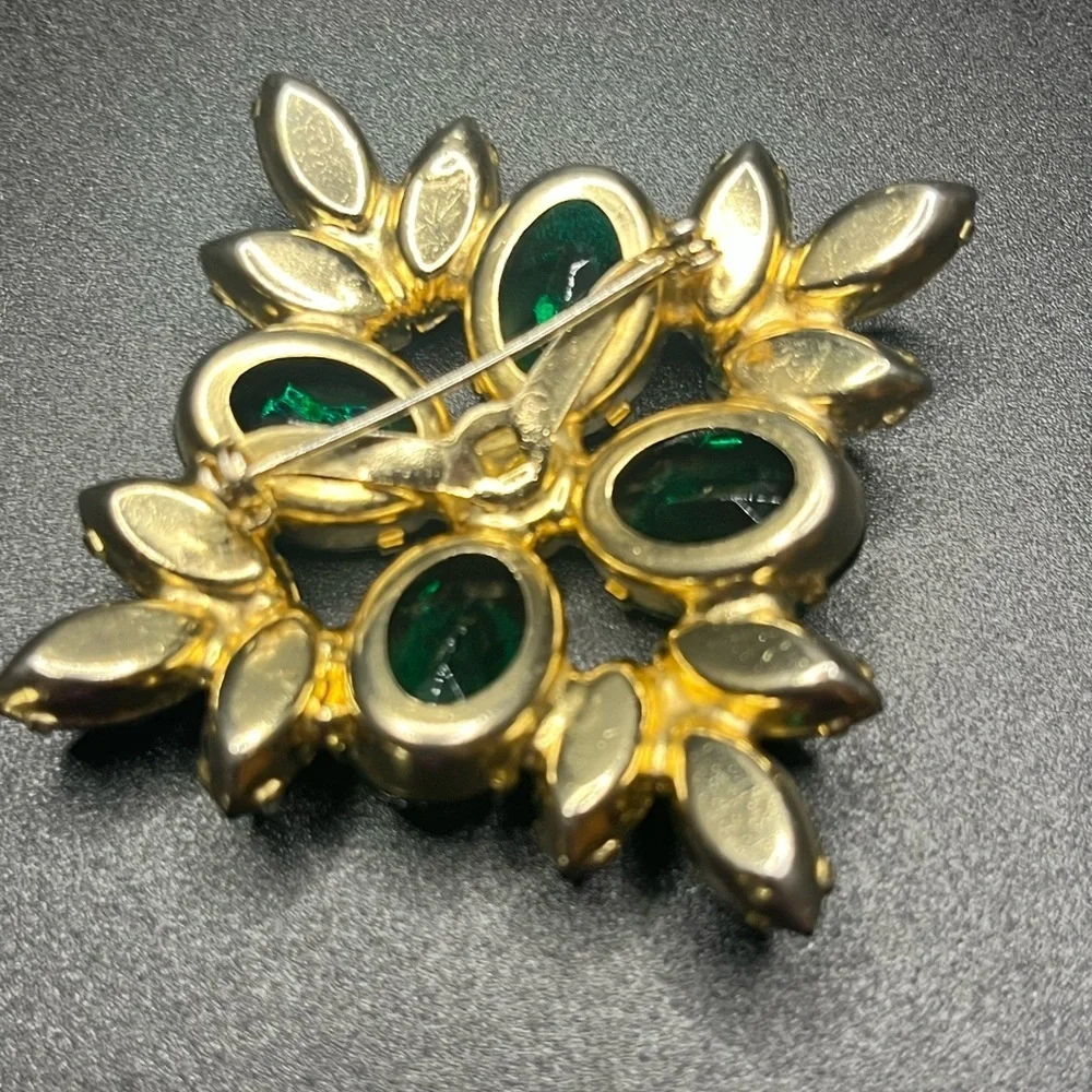 vintage emerald green rhinestone brooch large gold tone statement pin. 1960s